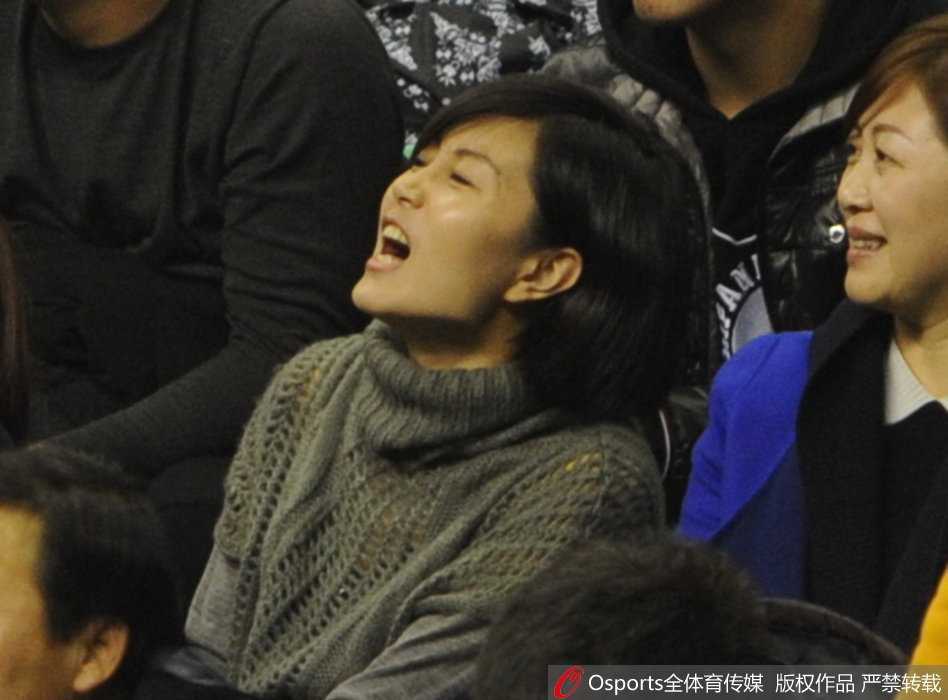 铁血温情,赛场内外共谱胜利乐章 唐佳良兴奋地指向场内,似乎在告诉身边的伙伴:“快看,我看到他了!”那是一种无法掩饰的自豪与喜悦,仿佛整个球馆的灯光都汇聚于此。