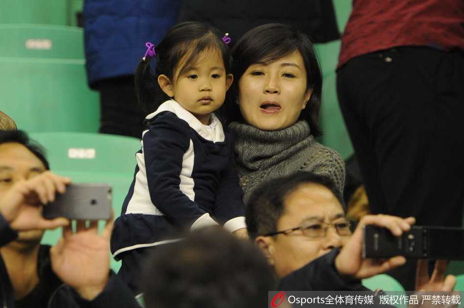 铁血温情,赛场内外共谱胜利乐章 杨鸣妻子唐佳良神情专注地注视着场内,双手合拢放在嘴边,仿佛正在为心中的英雄送出最响亮的应援口号。她的眼中闪烁着对胜利的渴望和对亲人拼搏的心疼。