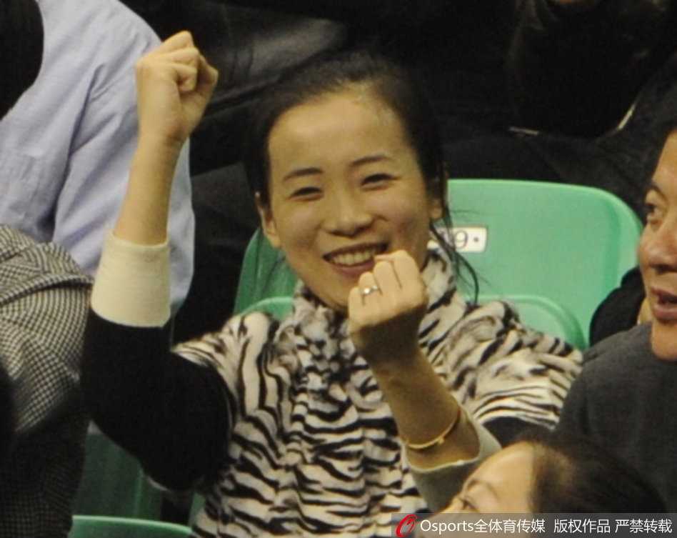 铁血温情,赛场内外共谱胜利乐章 郭士强的小女儿紧紧依偎在妈妈身边,手中拿着助威棒,稚气的脸上写满了专注。从小耳濡目染,她或许已经懂得爸爸工作的意义,用最纯真的方式为球队加油。