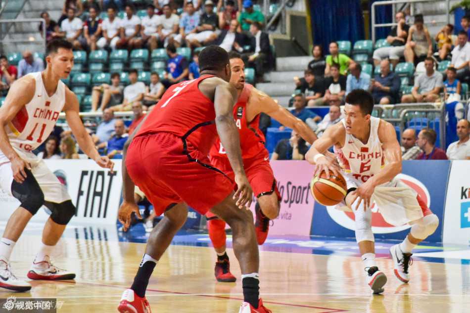 周鹏高高跃起，双手持球大力灌入篮筐，整个动作一气呵成，充满了力量感，仿佛要将所有的压力都发泄在篮筐上。