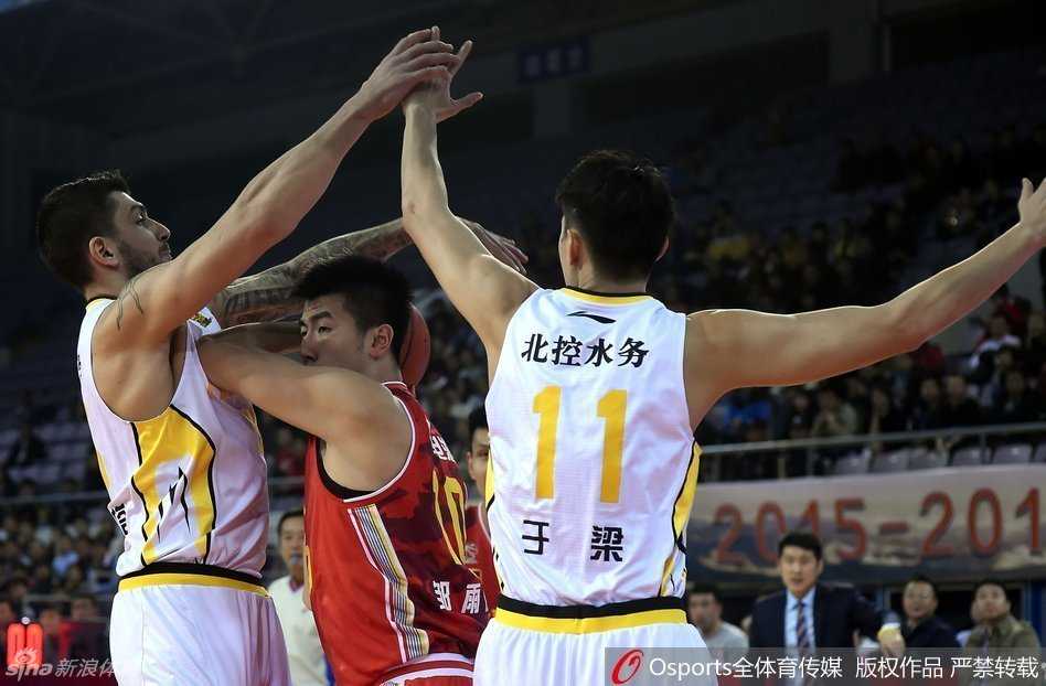 铁血篮坛风云录:从德勒黑封盖到韦弗上篮的激情瞬间 裁判拼命伸出双手拦在八一队主帅阿的江身前,试图平息这位铁帅的怒火,而阿的江则一脸严肃地指向场内,据理力争,场边的空气仿佛都凝固了。