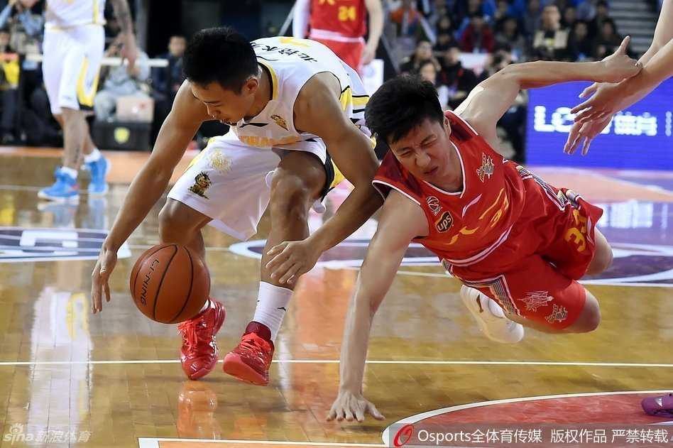 铁血篮坛风云录:从德勒黑封盖到韦弗上篮的激情瞬间 吴冠希在人群中轰然倒地,巨大的身躯砸在地板上,他痛苦地捂住腰部,脸上写满了不甘,身边的对手和队友都围拢过来,场面一度十分紧张。