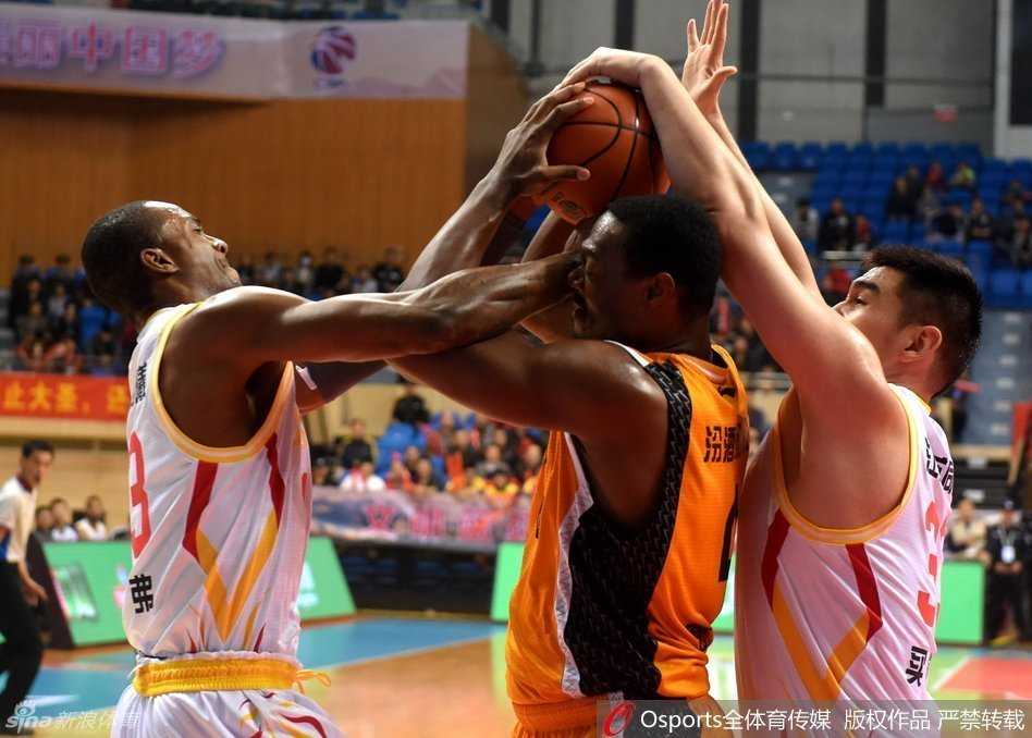 铁血篮坛风云录:从德勒黑封盖到韦弗上篮的激情瞬间 混乱的篮下瞬间成为战场,只见人仰马翻,数不清的手臂在争抢着那颗橙色的皮球,哪怕是倒在地板上,球员们也依旧用尽全力将球死死护住,眼神中满是倔强。