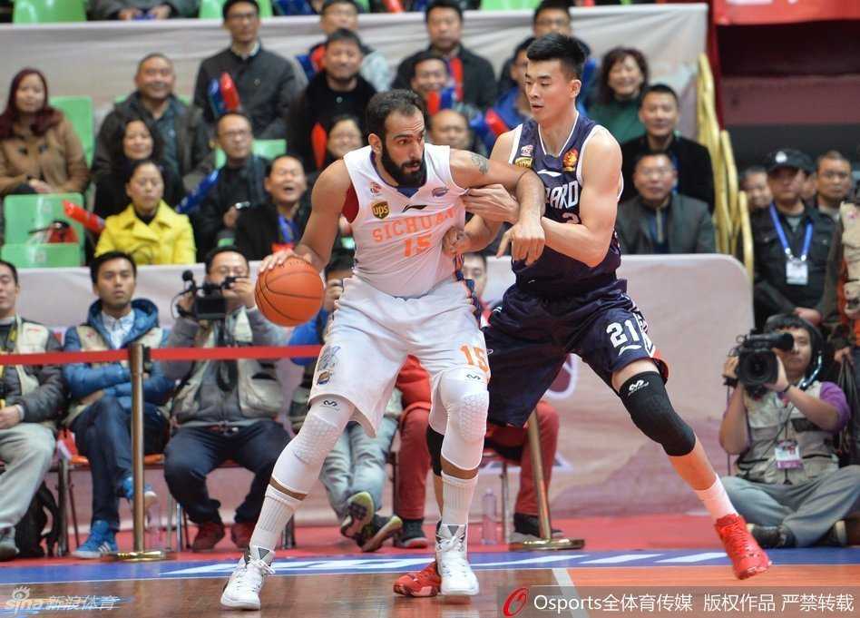 铁血防线与惊天妙传:重温1516赛季CBA那些激情对决 青岛队核心哈达迪在三人合围中送出手递手传球,他那开阔的视野和精妙的手法,瞬间撕裂了对手的整条防线。