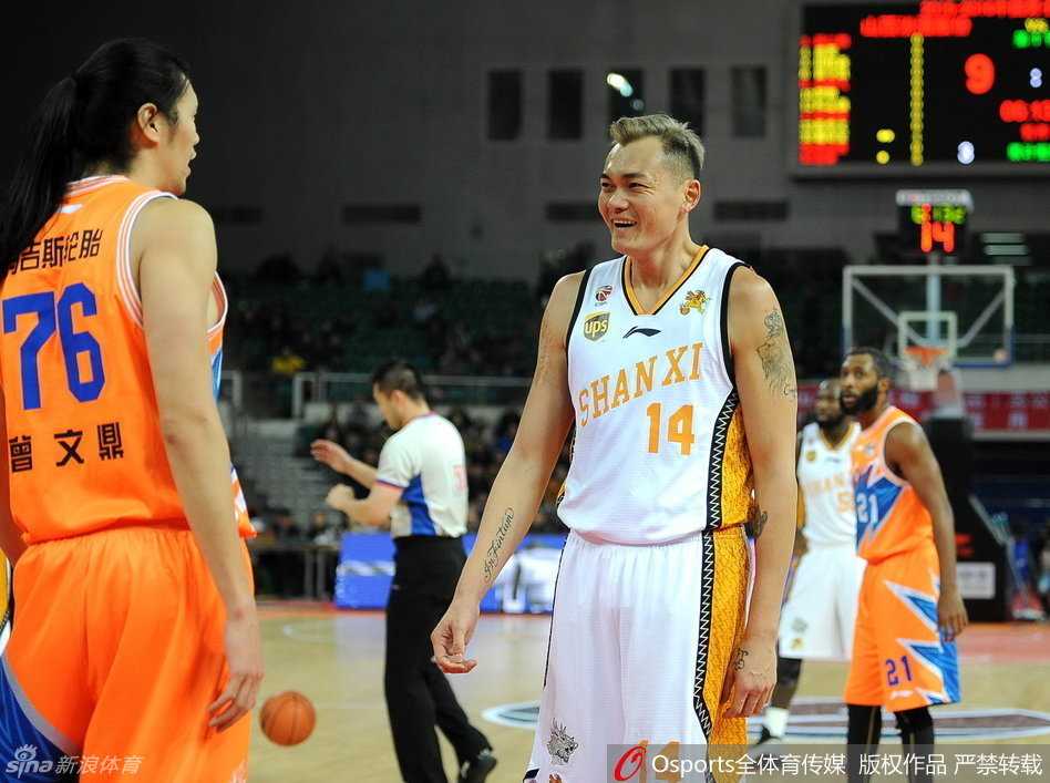 铁血防线与惊天妙传:重温1516赛季CBA那些激情对决 赵泰隆在内线卡住位置,面对长臂干扰强行起球,肌肉紧绷的模样仿佛一头挤进三秒区的蛮牛,用力量对抗整条防线。