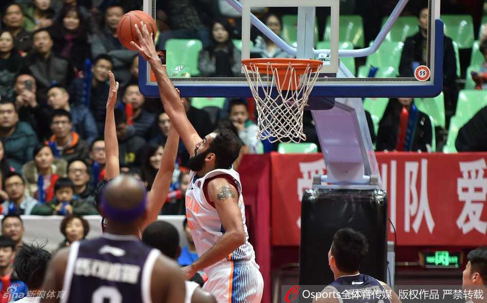 铁血防线与惊天妙传:重温1516赛季CBA那些激情对决 王哲林穿着便装坐在场边,眼神焦急地望着场内,不能上场的遗憾和对队友的关切,全都写在了他那紧锁的眉头上。