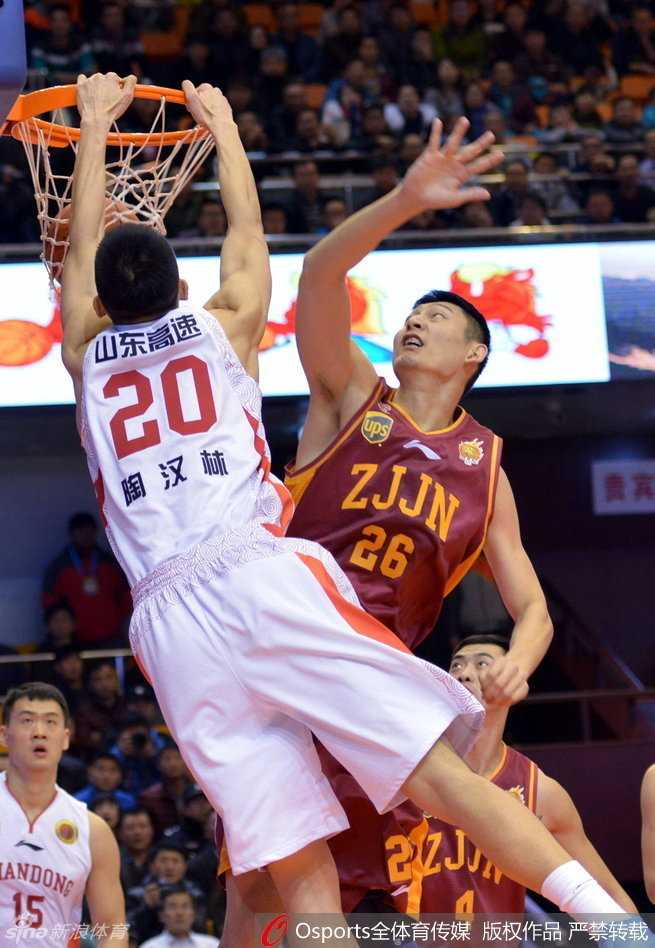 铁血防线与惊天妙传:重温1516赛季CBA那些激情对决 山东队“小鲨鱼”陶汉林接球后原地拔起,双手将球狠狠砸进篮筐,整个篮架都在他的暴力美学下瑟瑟发抖。