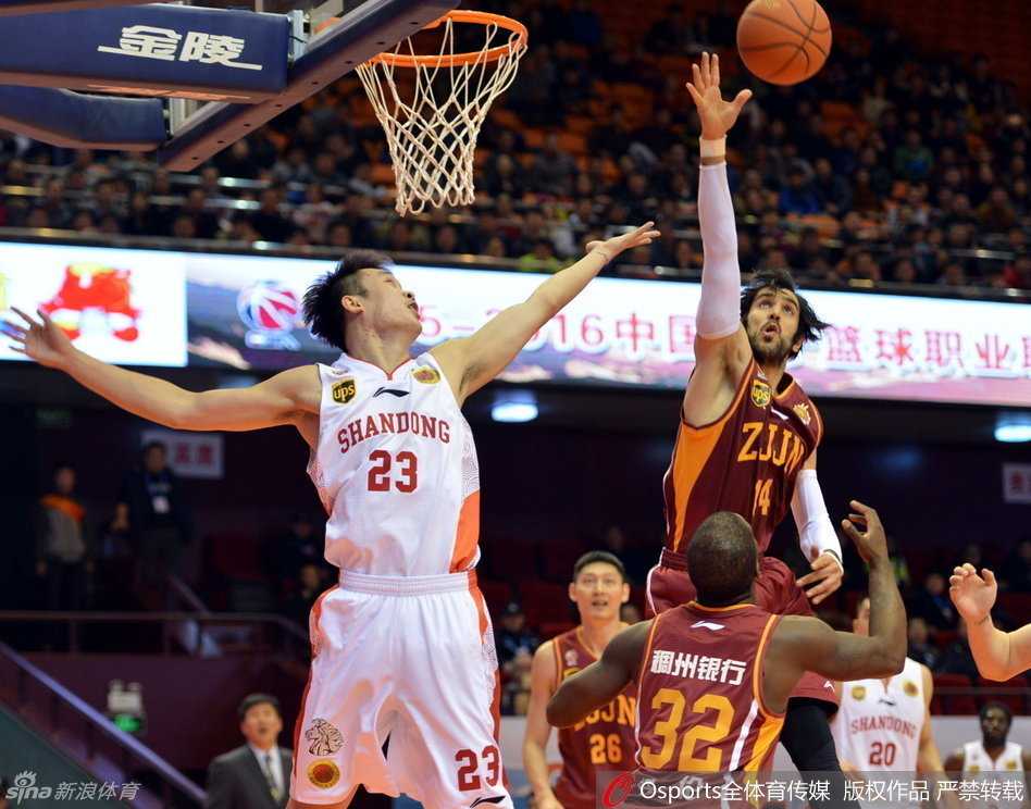 铁血防线与惊天妙传:重温1516赛季CBA那些激情对决 上海队外援比斯利面对防守,用一套华丽的胯下运球晃开角度,眼神中透露出篮筐在他眼中如大海般的自信与从容。