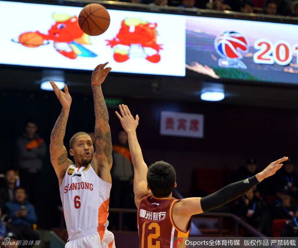 铁血防线与惊天妙传:重温1516赛季CBA那些激情对决 丁彦雨航飞身跃起,手臂完全伸展试图封盖对手的远投,虽然指尖差之毫厘,但这股舍我其谁的防守气势已完全倾斜而出。