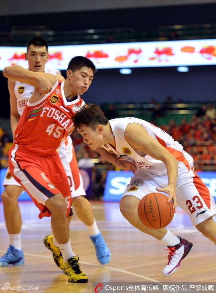 锋线尖刀与外援风云:重温2015 CBA赛季的热血瞬间 丁彦雨航犹如一把锋利的尖刀,迅猛撕开对手防线,眼神坚定地完成一次势在必得的突破。