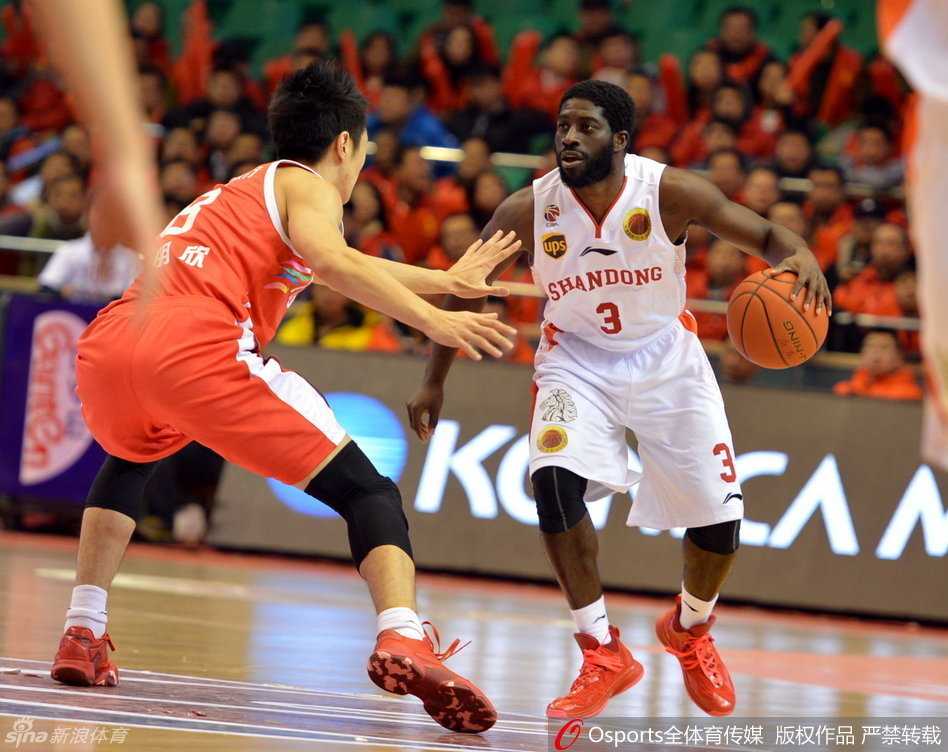 锋线尖刀与外援风云:重温2015 CBA赛季的热血瞬间 杰特在多人包夹的缝隙中持球强行突破,身形扭曲却仍死死护住皮球,展现出顶级控卫的硬实力。