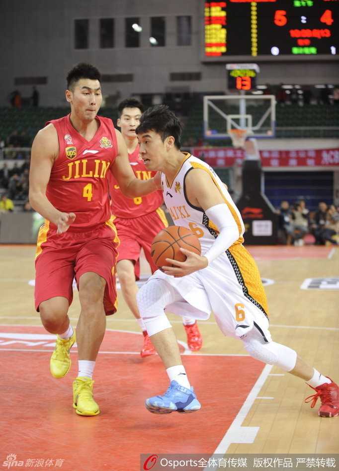 锋线尖刀与外援风云:重温2015 CBA赛季的热血瞬间 拉莫斯利用宽厚的背部顶开防守,轻松写意地将球放入篮筐,展现了内线巨无霸的绝对统治力。