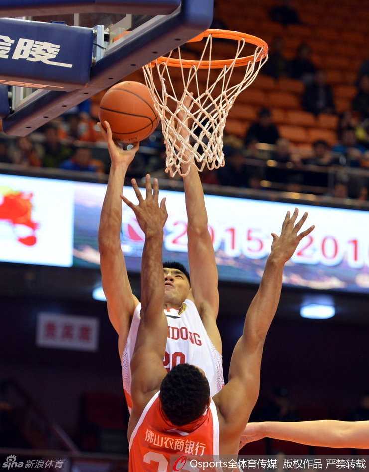 锋线尖刀与外援风云:重温2015 CBA赛季的热血瞬间 曾令旭面对高大防守球员,毫不畏惧地加速强突内线,肌肉碰撞的瞬间彰显着突破的决心与力量。