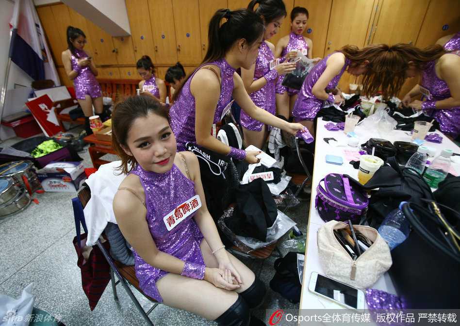 镜头背后的精灵:探秘东莞篮球宝贝的更衣室与赛场芳华 演出结束后,五名宝贝凑在一起进行‘卖萌合拍’,中间的女孩被簇拥着,大家对着镜头比出经典的剪刀手,脸颊贴着脸颊,眼神中满是完成表演后的轻松与喜悦。