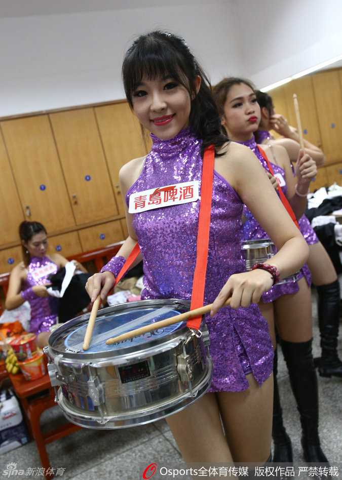 镜头背后的精灵:探秘东莞篮球宝贝的更衣室与赛场芳华 舞台中央,这位拿着鼓槌的宝贝化身‘打鼓小公主’,每一次有力的敲击都伴随着身体的律动,红色的流苏随着动作飞扬,仿佛在用最原始的音乐节奏点燃全场球迷的热情。