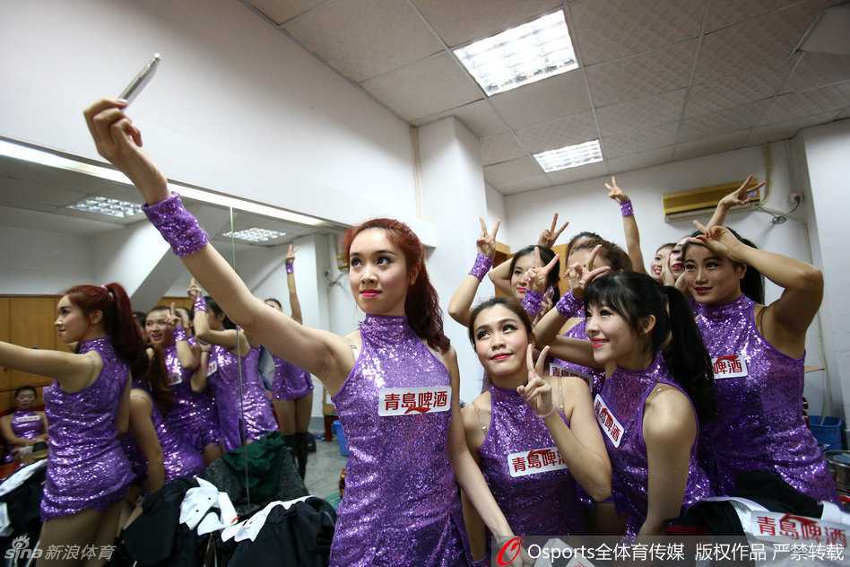 镜头背后的精灵:探秘东莞篮球宝贝的更衣室与赛场芳华 镜头定格在一位‘劈叉美女’的高光时刻,她在一字马动作中展现出惊人的柔韧度,双手轻轻触地,微卷的长发垂落,仿佛一只在球场中央优雅休憩的黑天鹅。