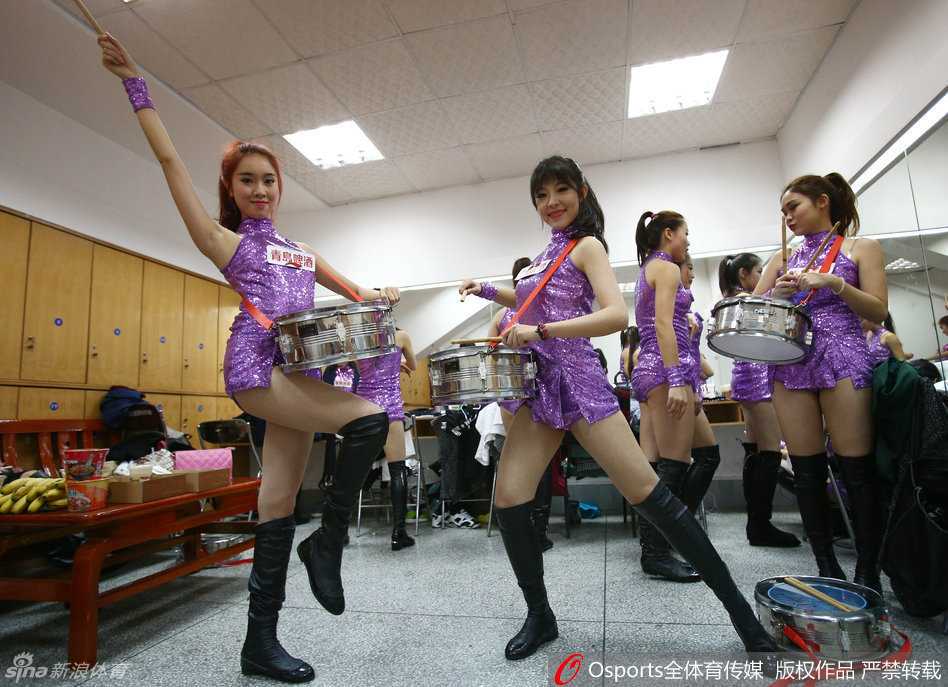 镜头背后的精灵:探秘东莞篮球宝贝的更衣室与赛场芳华 一位篮球宝贝正对着更衣室的镜子仔细补妆,手中的粉扑轻轻按压脸颊,身旁的队友则全神贯注地凝视着镜头,仿佛在等待上场音乐响起的那一刻。