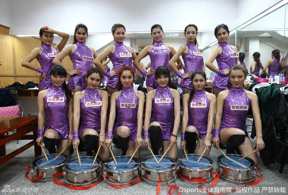 镜头背后的精灵:探秘东莞篮球宝贝的更衣室与赛场芳华 空荡的看台前,六位宝贝正在进行赛前列队热身。她们身着统一的白色短裙,修长的双腿做着整齐的伸展动作,神情专注而认真,将空旷的球场瞬间变成了充满活力的排练厅。
