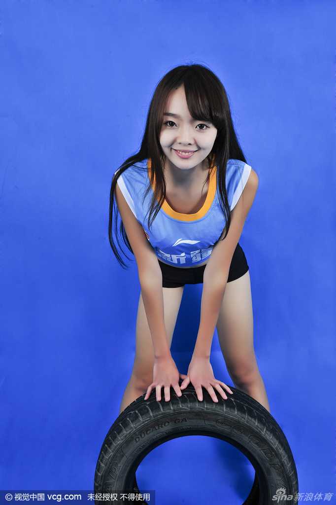 长腿萌妹助威新疆飞虎 赛季开局豪取七连胜 写真中的萌妹扎起清爽马尾,身披新疆队应援色战袍,对着镜头比出胜利手势,甜美的笑容仿佛为球队提前锁定好运。