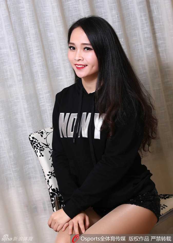 闪耀全明星周末:篮球赛场上的活力风景线 两名队员背靠背站立,一人轻抚另一人的肩膀,两人均以灿烂笑容面对镜头,修长美腿在短裙下格外吸睛,尽显团队之间的默契与姐妹情深。