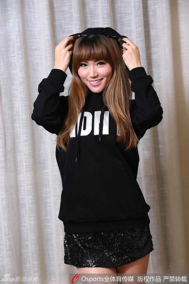 闪耀全明星周末:篮球赛场上的活力风景线 一位队员扎着清爽马尾,回眸一笑的瞬间被抓拍,嘴角扬起的弧度与手中花球的闪耀相映成辉,那份属于青春特有的阳光气息扑面而来。