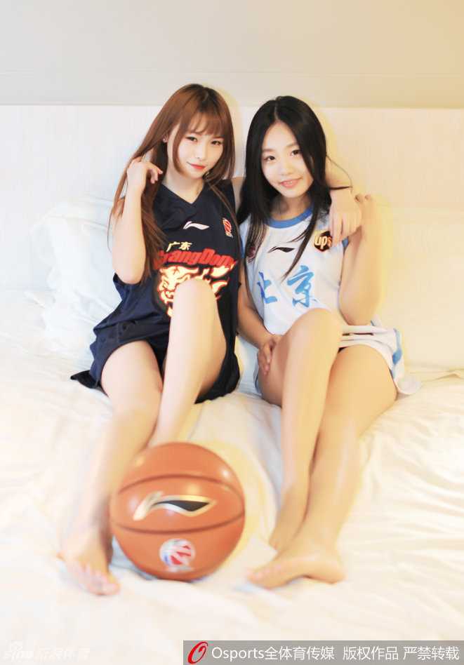 闺蜜宝贝暖心助阵京粤大战 镜头定格最美篮球情缘 两位好闺蜜面对镜头俏皮互动,一人做出邀约的手势,仿佛在对另一人说“妞,给爷笑一个”,逗趣的瞬间定格了她们深厚的友谊。