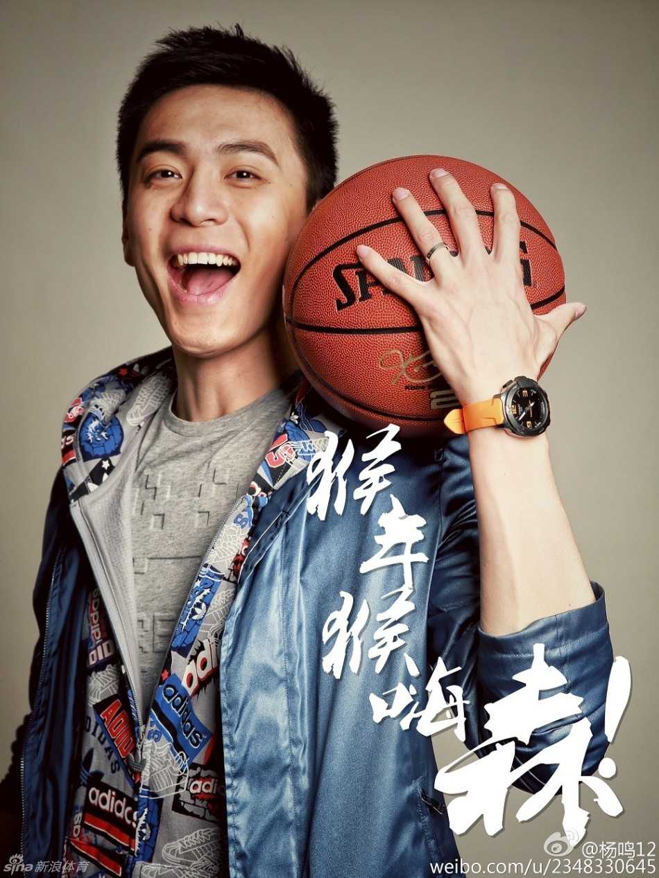 阳光大男孩杨鸣春节送福,帅气写真引爆球迷热情 杨鸣手持篮球微笑,五官立体深邃,阳光大男孩的形象展现得淋漓尽致
