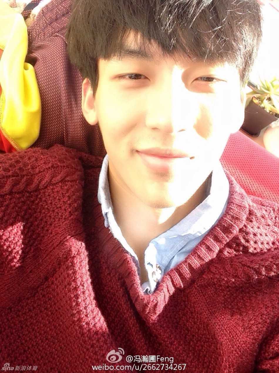 冯瀚圃在球场上眼神清澈，嘴角带着一丝羞涩的笑意，阳光洒在他身上，仿佛漫画里走出的篮球少年。