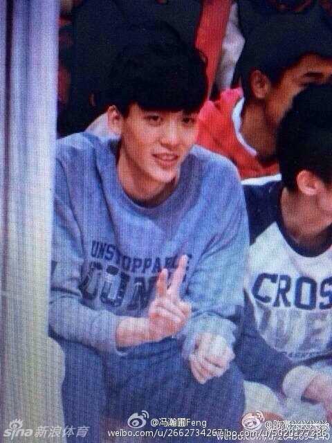 冯瀚圃双手插兜，侧身望向远方，下颌线条分明，在光影交错间，显得格外“帅气爆棚”，宛如偶像剧男主角。