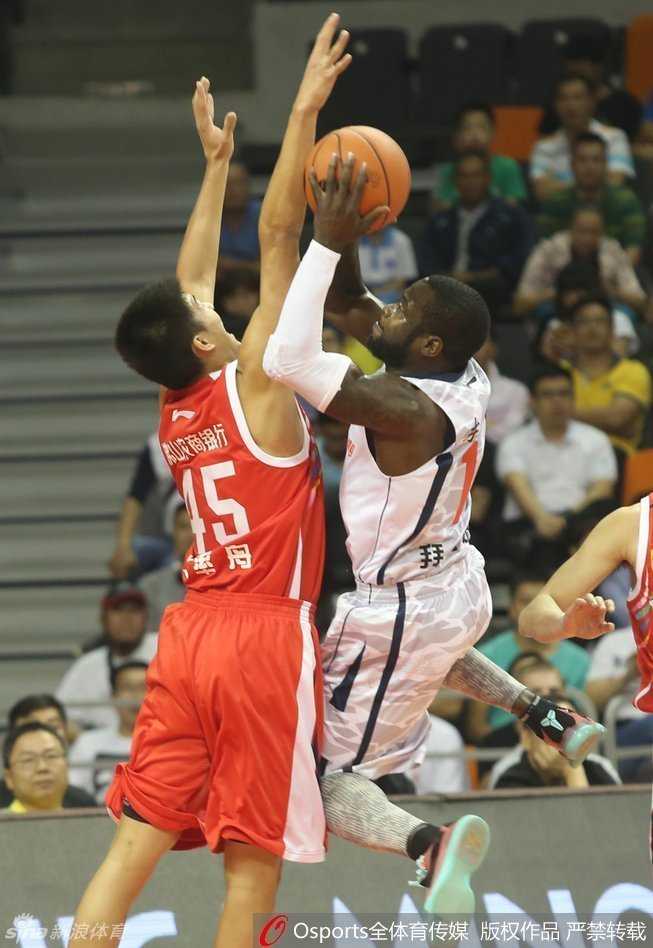 阿联复出狂砍全能数据,广东宏远主场大胜佛山迎首胜 裁判突然鸣哨做出暂停手势,双方球员在场上停住脚步,等待教练指示。