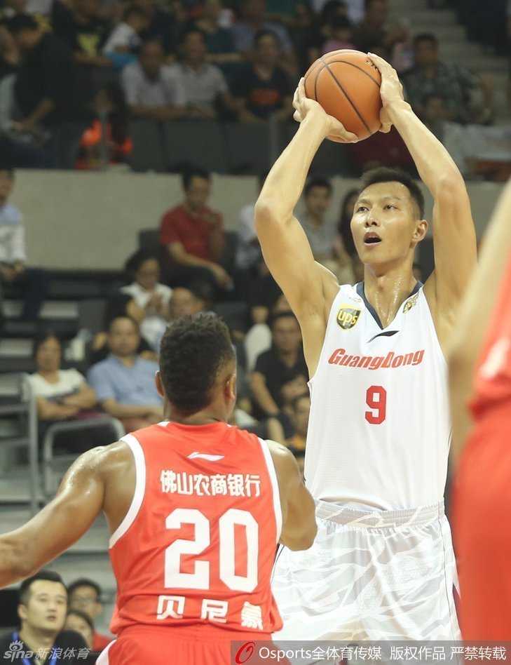 阿联复出狂砍全能数据,广东宏远主场大胜佛山迎首胜 拜纳姆突破重围,如利刃般撕开佛山队防线,高速运球杀向内线。