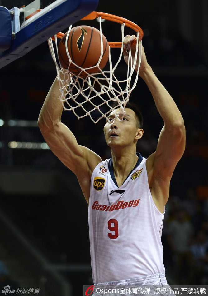 阿联复出狂砍全能数据,广东宏远主场大胜佛山迎首胜 易建联在赛前热身时神情专注,目光如炬,身体舒展地进行投篮训练。