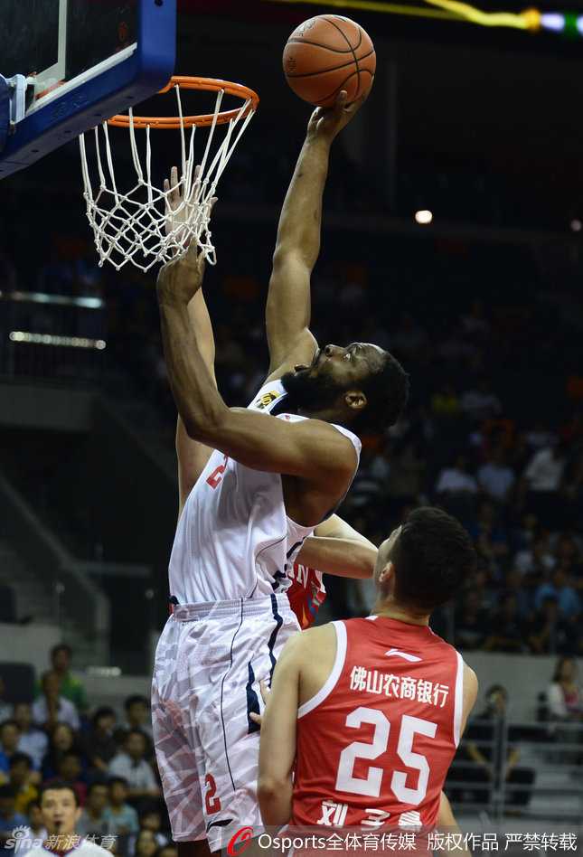 阿联复出狂砍全能数据,广东宏远主场大胜佛山迎首胜 易建联在对方内线球员的严密防守下,利用身体优势强行转身,准备完成篮下强攻。