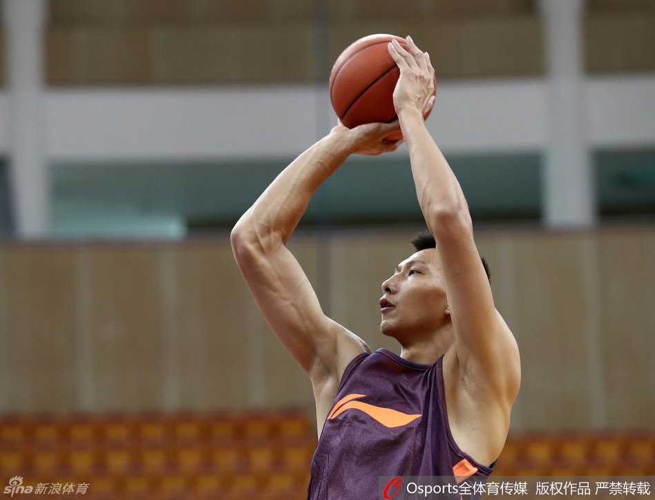阿联空降东莞率队合练,赞助商鞋款争议成回归首秀最大悬念 陈江华运球穿越半场,眼神坚定地观察队友跑位,他的身后是正在积极要球的阿联和准备做掩护的周鹏