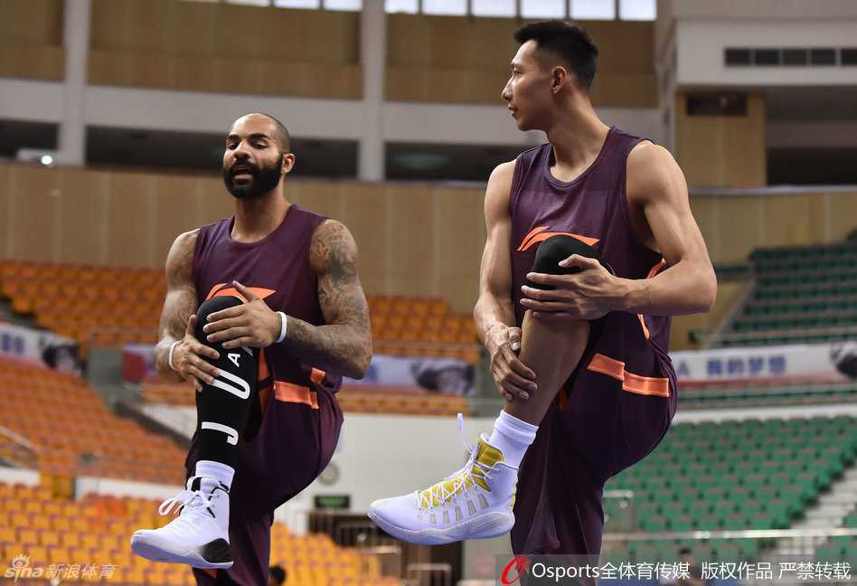 阿联空降东莞率队合练,赞助商鞋款争议成回归首秀最大悬念 阿联在训练间隙低头整理鞋带,他脚上的球鞋品牌标识清晰可见,与身旁队友的联赛赞助商鞋款形成鲜明对比