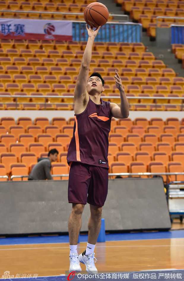 阿联空降东莞率队合练,赞助商鞋款争议成回归首秀最大悬念 主帅杜锋双手抱胸站在场边,目光严肃地注视着场内训练的广东众将,似乎在思考着新赛季的战术布局和尚未解决的球鞋赞助商问题