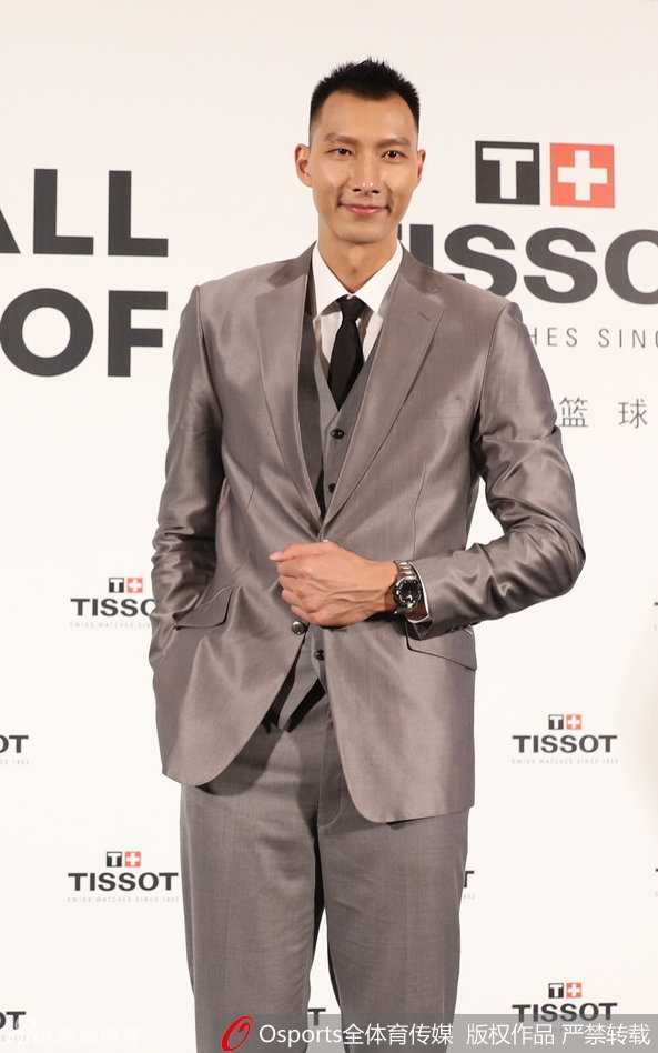 易建联抬手展示腕间的天梭腾智系列太阳能腕表，自信地分享这款腕表的功能，仿佛在谈论一位并肩作战的可靠队友。