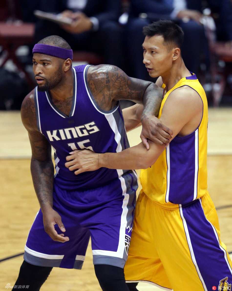 面对国王队强悍的全明星中锋考辛斯，阿联毫无惧色，他在低位死死顶住对手，用强壮的身躯筑起一道防线，展现了顶级的防守专注度。