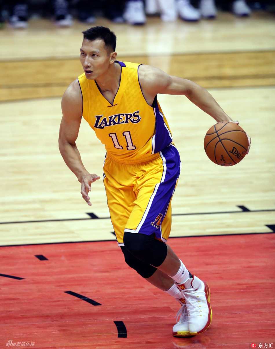 当队友在防守端遭遇突破时，阿联迅速从侧面移动过来，与队友形成包夹之势，他的防守意识和协防能力在这次配合中展露无遗。