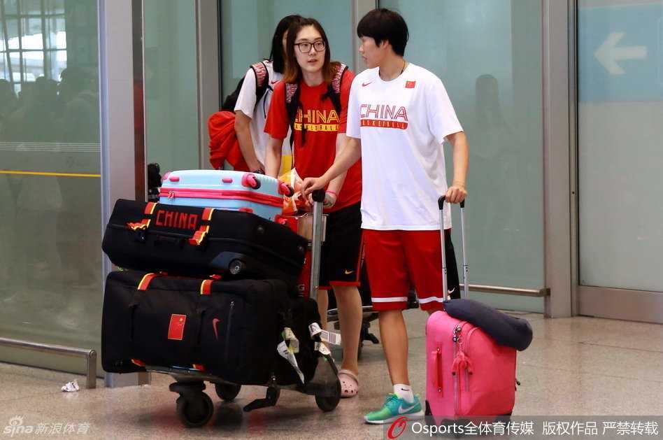 陈楠领军无畏前行 忆中国女篮里约奥运征程 黄思静外线出手三分,篮球在空中划出优美弧线