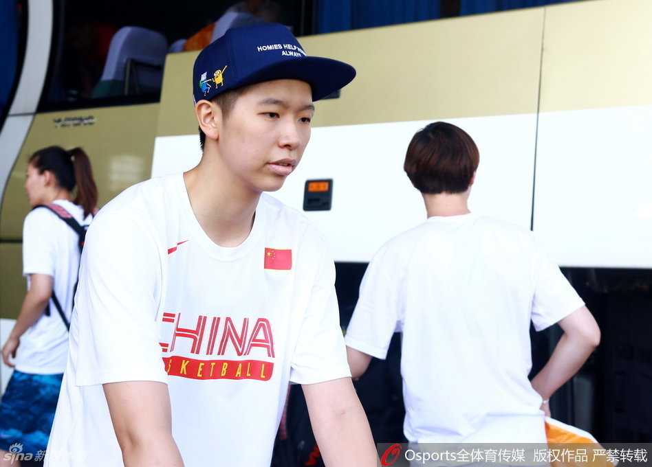 陈楠领军无畏前行 忆中国女篮里约奥运征程 陈晓佳在突破中寻觅队友,作为后卫她灵巧地穿行于防守队员之间