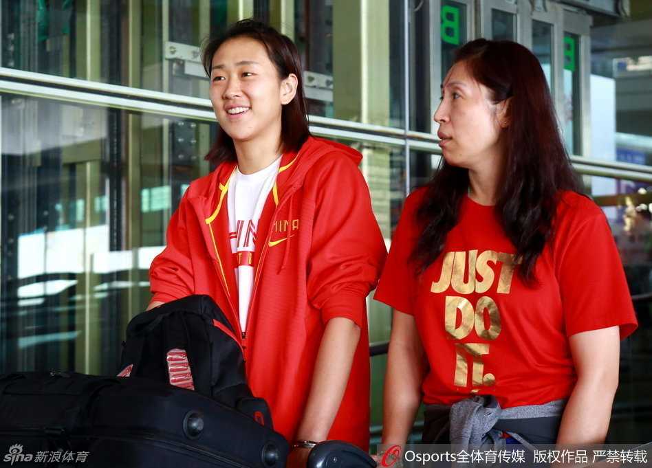 陈楠领军无畏前行 忆中国女篮里约奥运征程 主教练汤姆·马赫在赛场边用手势大声指挥,眼神犀利充满战术智慧