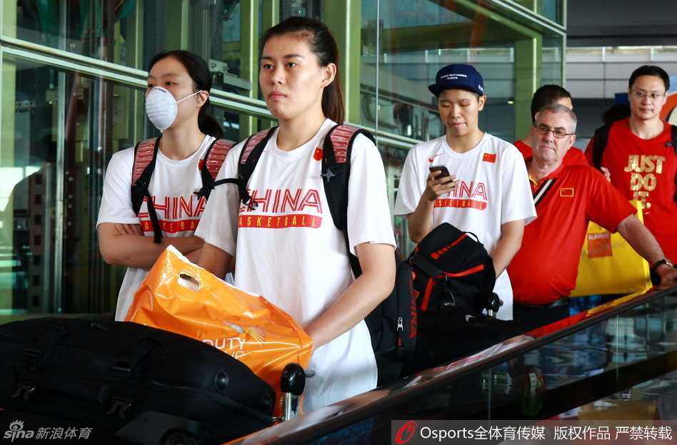 陈楠领军无畏前行 忆中国女篮里约奥运征程 赛后全队围成一圈互相加油打气,团结一心的氛围令人动容