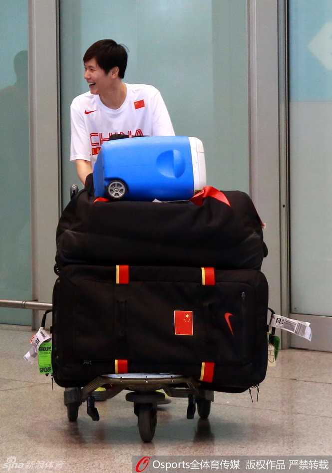 陈楠领军无畏前行 忆中国女篮里约奥运征程 高颂在篮下卡位防守,肌肉线条显示出激烈的身体对抗强度