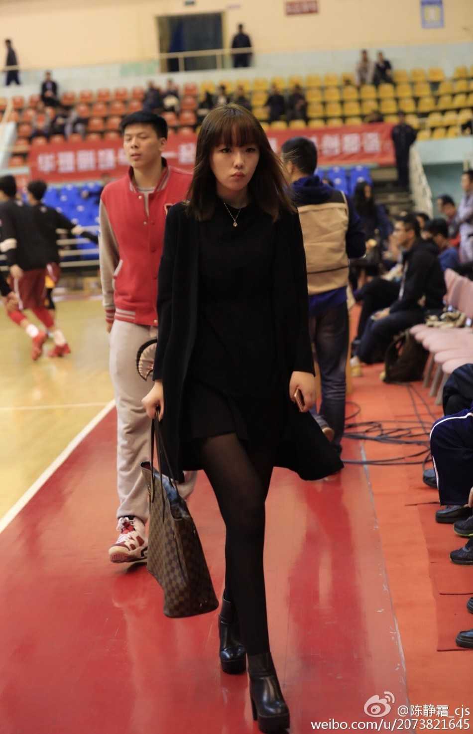 雅戈尔体育馆的铁军红颜:一位八一女球迷和她的专属座位 摄影师抓拍到女球迷的特写镜头,她五官精致,眼神专注地盯着赛场方向,脸上洋溢着为球队加油的兴奋表情。