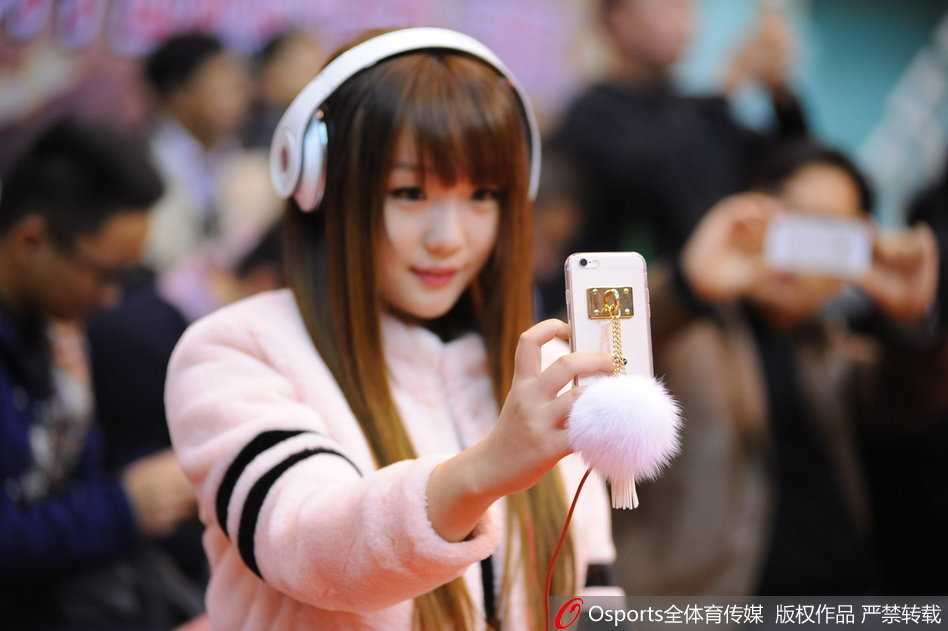 雅戈尔体育馆的铁军红颜:一位八一女球迷和她的专属座位 这位身材惹眼的女球迷在场边安静地观看比赛,侧面轮廓优美,她手中拿着助威棒,背景是激烈的赛场对抗。