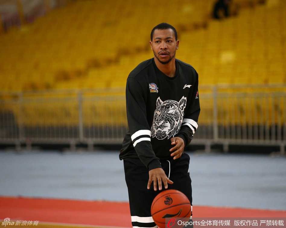 雪豹冬训:二〇一六新疆男篮的争冠序曲 外援古德洛克也在专注地“小试身手”,进行持球突破后的上篮练习。他的动作轻盈而敏捷,尽管只是常规训练,但每一球都力求完美终结,展现出职业球员极高的自我要求。