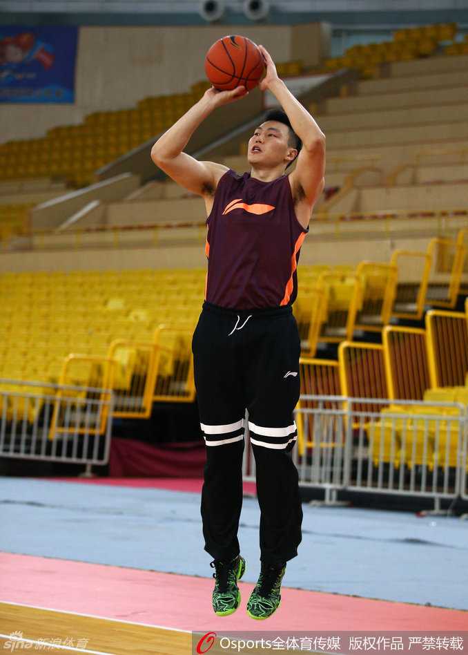 雪豹冬训:二〇一六新疆男篮的争冠序曲 西热力江在训练中表情专注,眼神如同捕食者一般紧盯着对手。他利用队友的掩护,迅速切入篮下完成上篮。作为球队的外线防守尖兵和激情担当,他每一次攻防都倾尽全力,仿佛要将这股“拼命三郎”的劲头注入到每一个训练回合中。