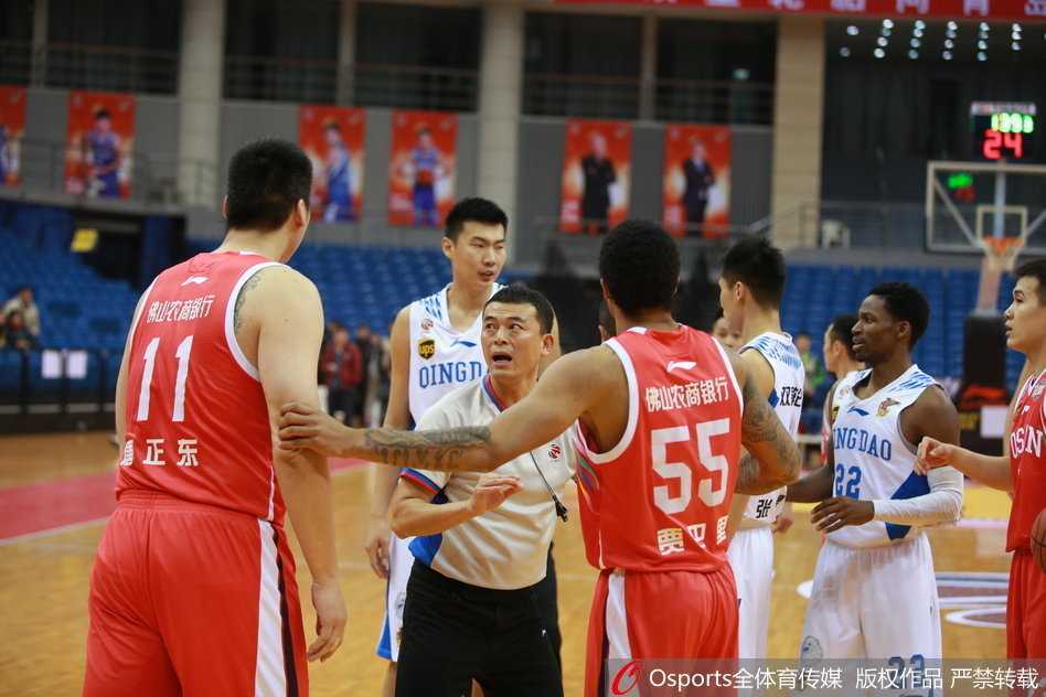 在众人的簇拥下，布朗依然难掩怒火，他试图挣脱阻拦，眼睛死死盯着裁判的方向，身边的安保人员神情紧张地控制着局面。