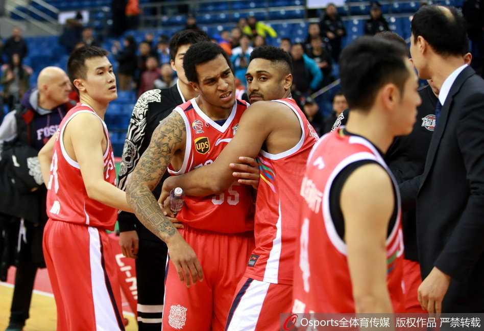 裁判和技术代表聚在一起紧急商议，他们的表情严肃，手指向被破坏的广告牌区域，显然在记录这次冲突的详细经过。